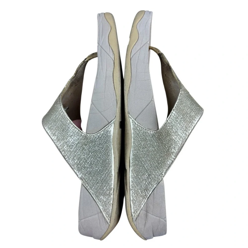 FitFlop Women’s Lulu Crystal Toe-Post Sandals in Latte Beige Measures sz 10